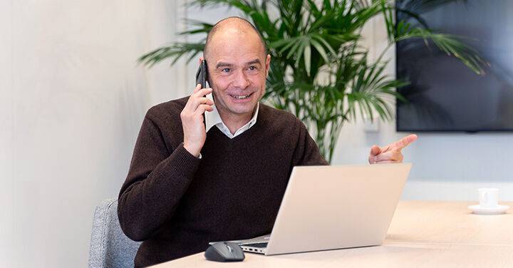 Workplace as a service medewerker belt achter laptop