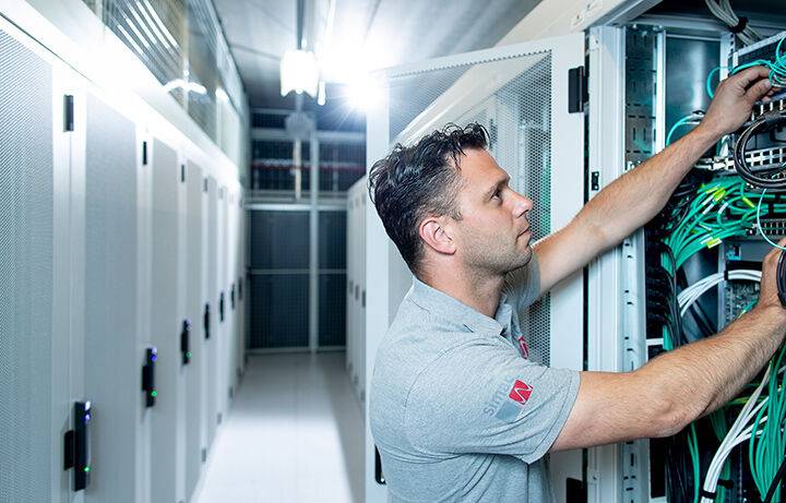 Dataverwerking patchkast Simac medewerker