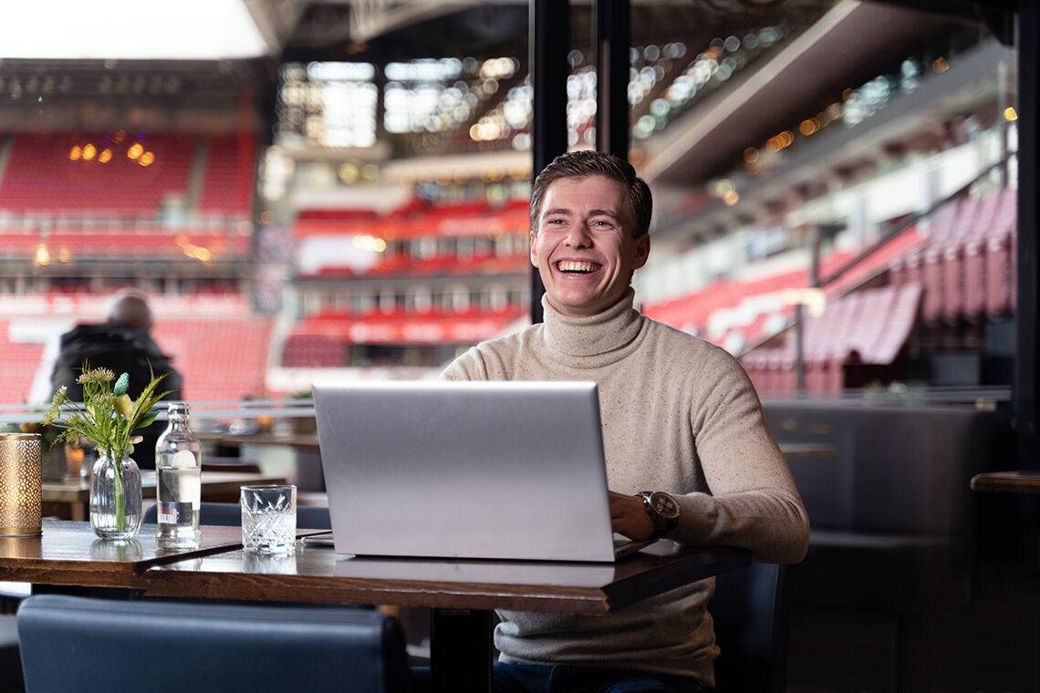 Persoonlijke werkplek waar een medewerker achter zijn laptop zit