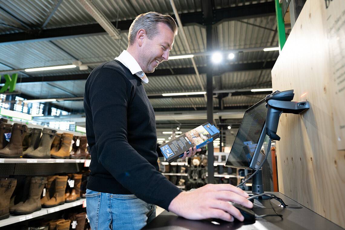 retail welkoop persoon bij een digitale werkplek