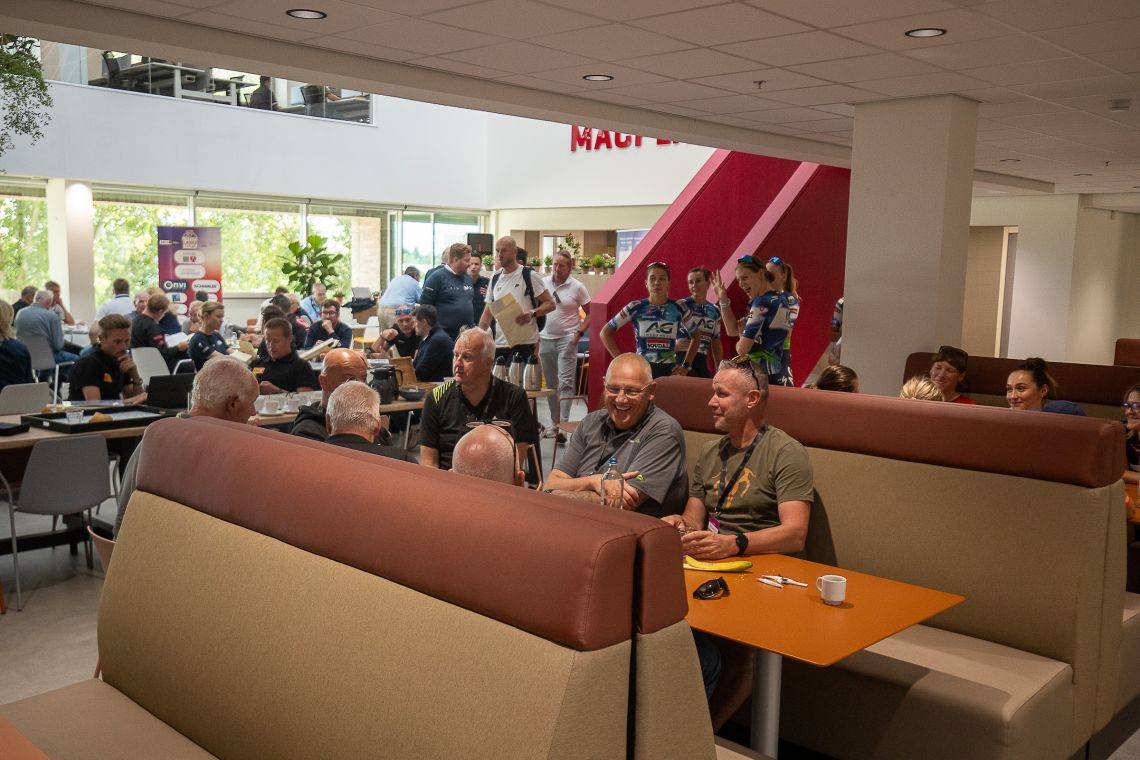Simac ladies Tour ploegenpresentatie MacPlaza Simac Huys