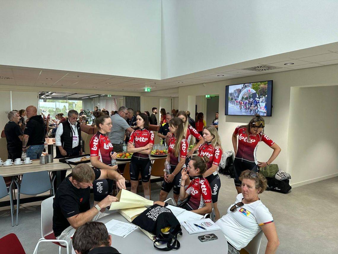 Simac Ladies Tour 2025 Ploegenpresentatie - MacPlaza