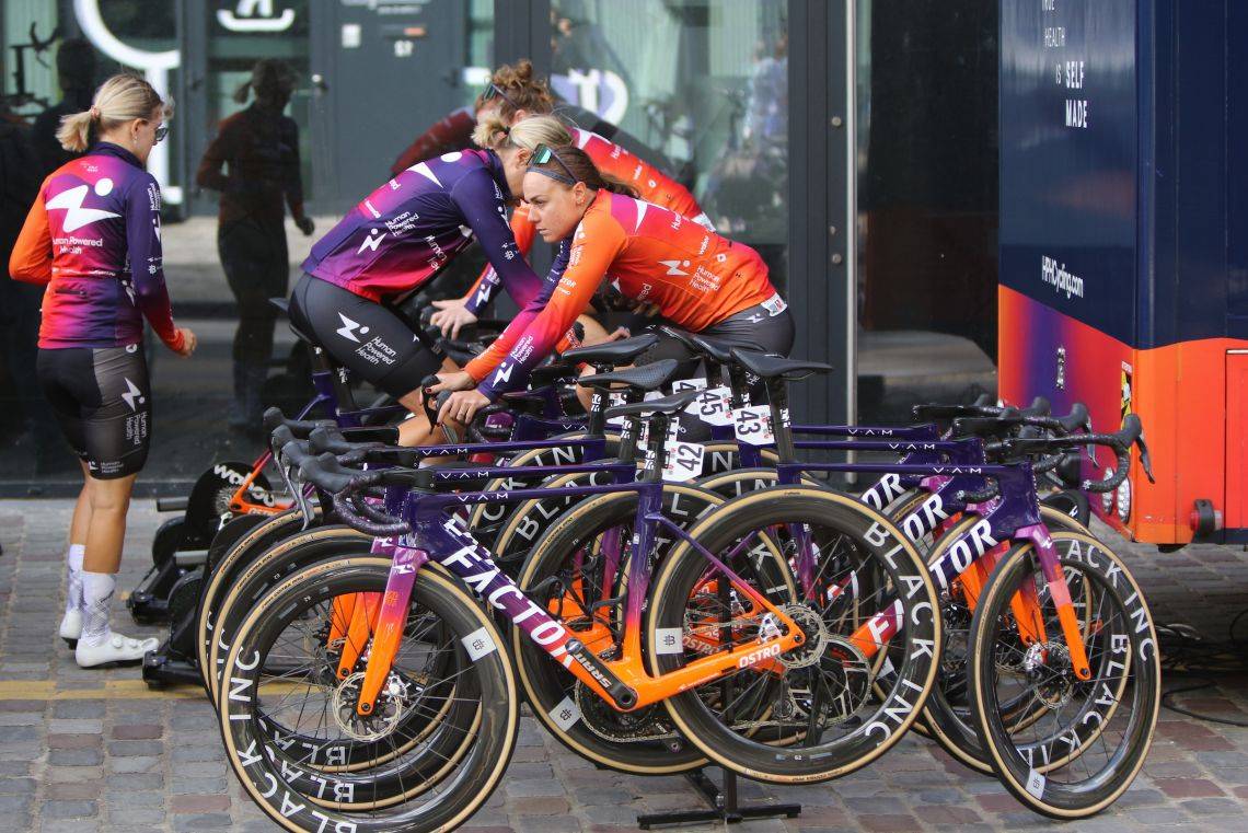 Warmfietsen Simac Ladies Tour 2025
