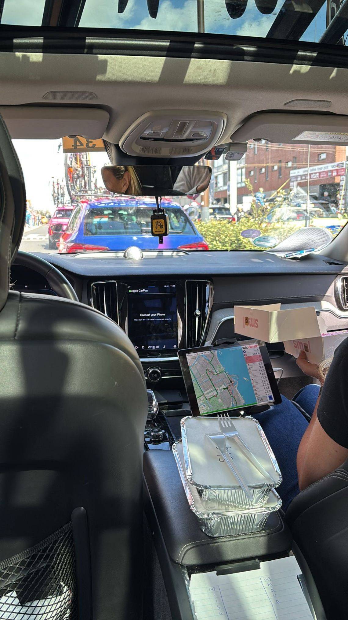 Een ploegleiderswagen zit vol met technische apparatuur