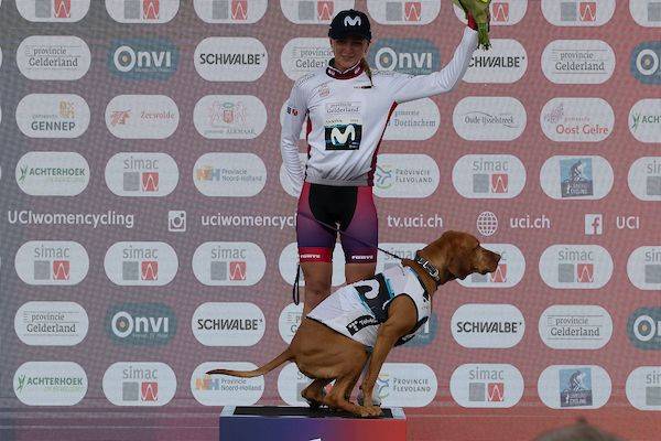 Ferguson op het podium met haar hond Tigger - Simac ladies Tour 2025
