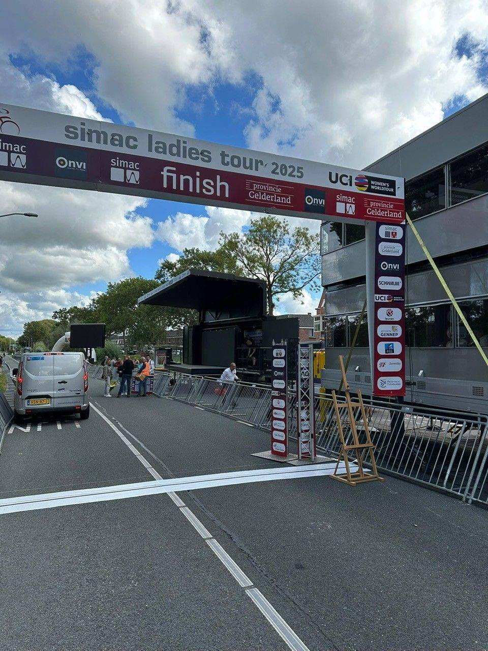 Simac ladies Tour 2025 Opruimen hekken finishstraat