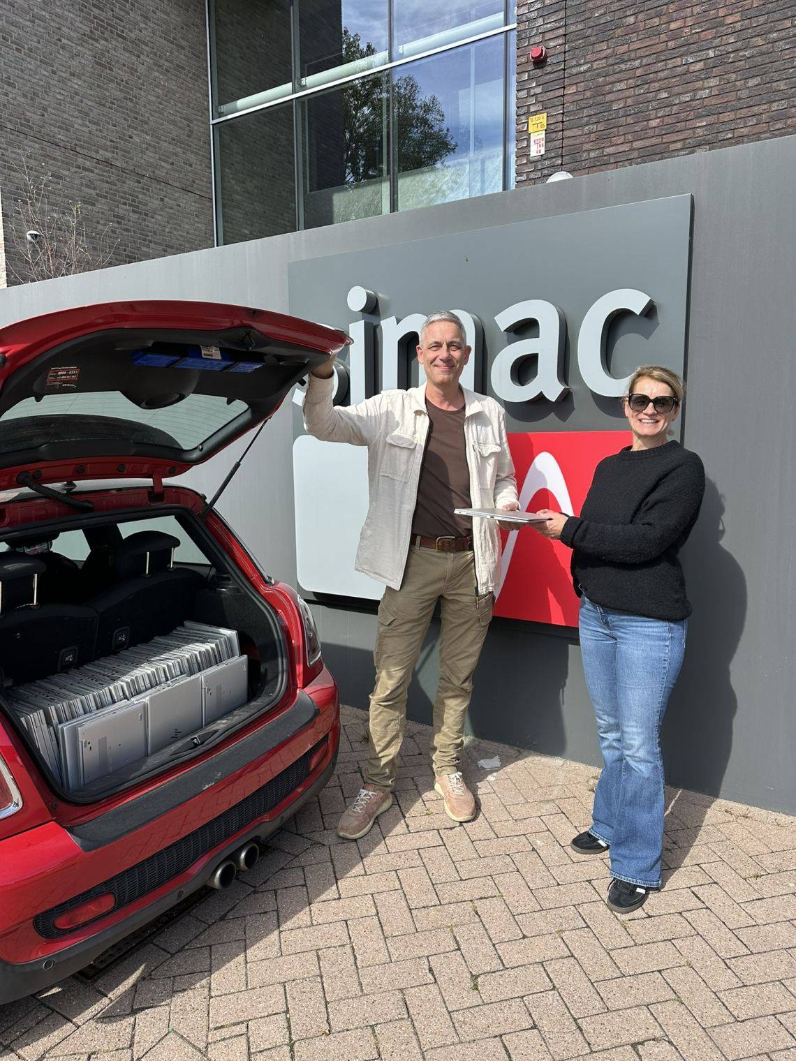 Simac laptops voor Stichting Leergeld Veldhoven en de Kempen