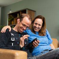 Simac zorgt voor meer veiligheid, minder werkdruk voor zorgprofessionals én extra vrijheid en comfort voor bewoners. Dankzij slimme zorgtechnologie en IT wordt er sneller en gerichter gehandeld, terwijl de privacy volledig gewaarborgd blijft.