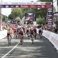 Via Simac ben je dagelijks op de hoogte van de uitslagen, we laten je kennis maken met verschillende rensters, geven een kijkje achter de schermen en doen elke avond een voorbeschouwing voor de komende etappe.