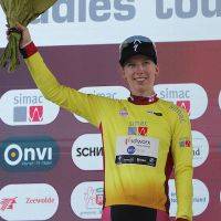 Via Simac ben je dagelijks op de hoogte van de uitslagen, we laten je kennis maken met verschillende rensters, geven een kijkje achter de schermen en doen elke avond een voorbeschouwing voor de komende etappe.