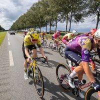 Via Simac ben je dagelijks op de hoogte van de uitslagen, we laten je kennis maken met verschillende rensters, geven een kijkje achter de schermen en doen elke avond een voorbeschouwing voor de komende etappe.