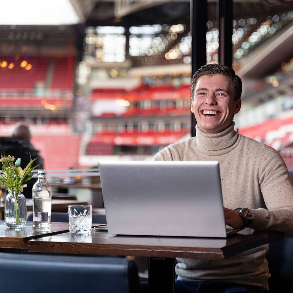 Persoonlijke werkplek waar een medewerker achter zijn laptop zit