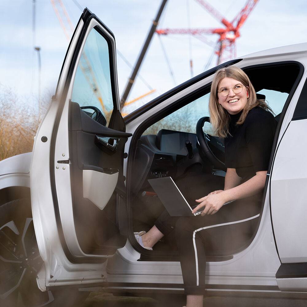 Workplace as a Service vrouw vanuit auto achter de laptop aan het werk