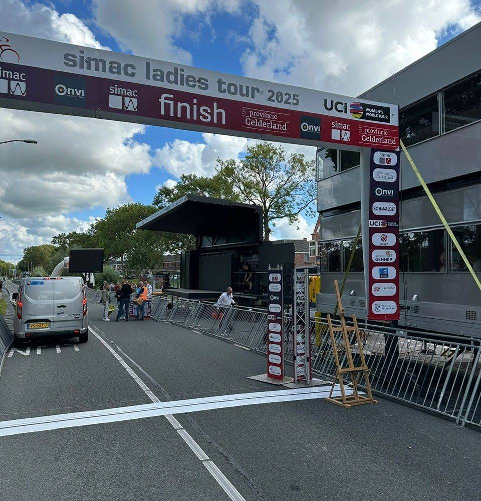 Simac ladies Tour 2025 Opruimen hekken finishstraat